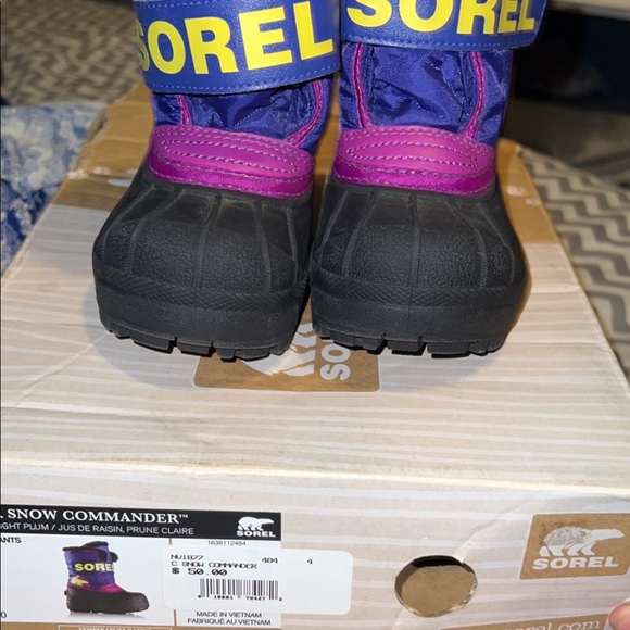 Toddler boots size 4 - Picture 3 of 3